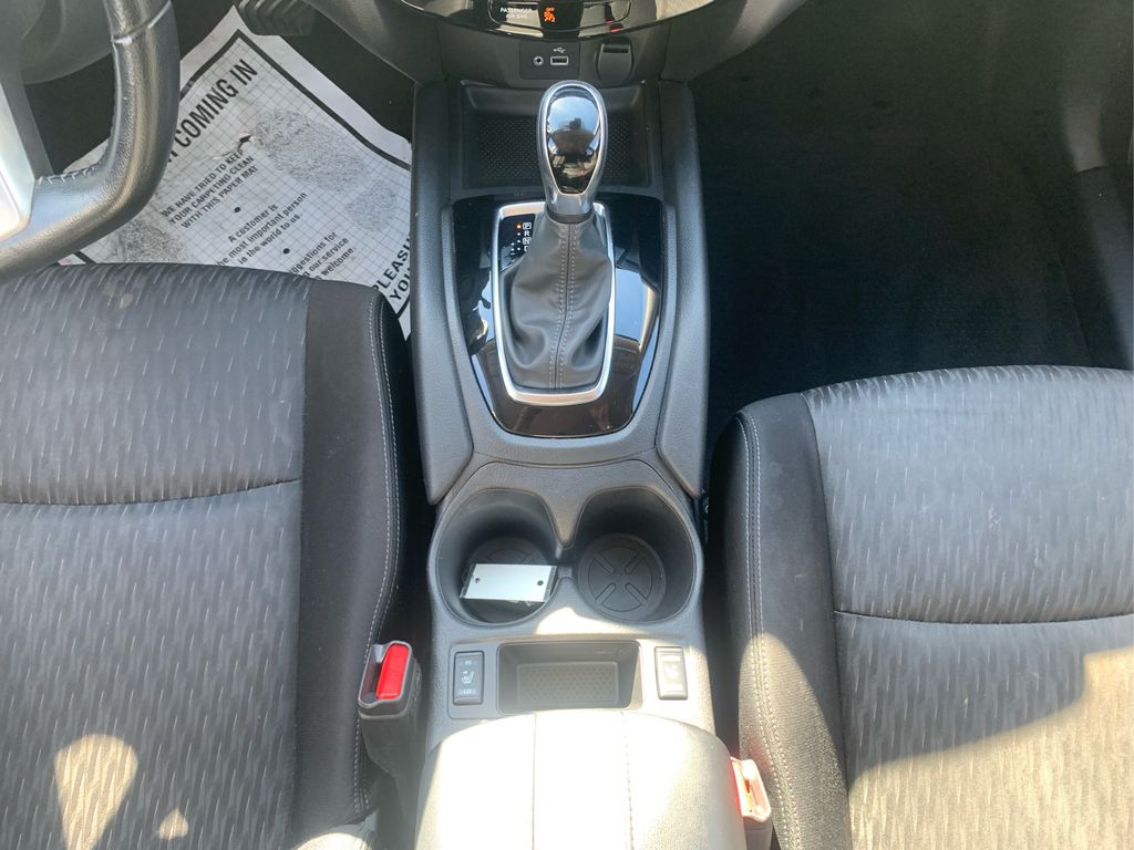 2020 Nissan Rogue SV photo 17