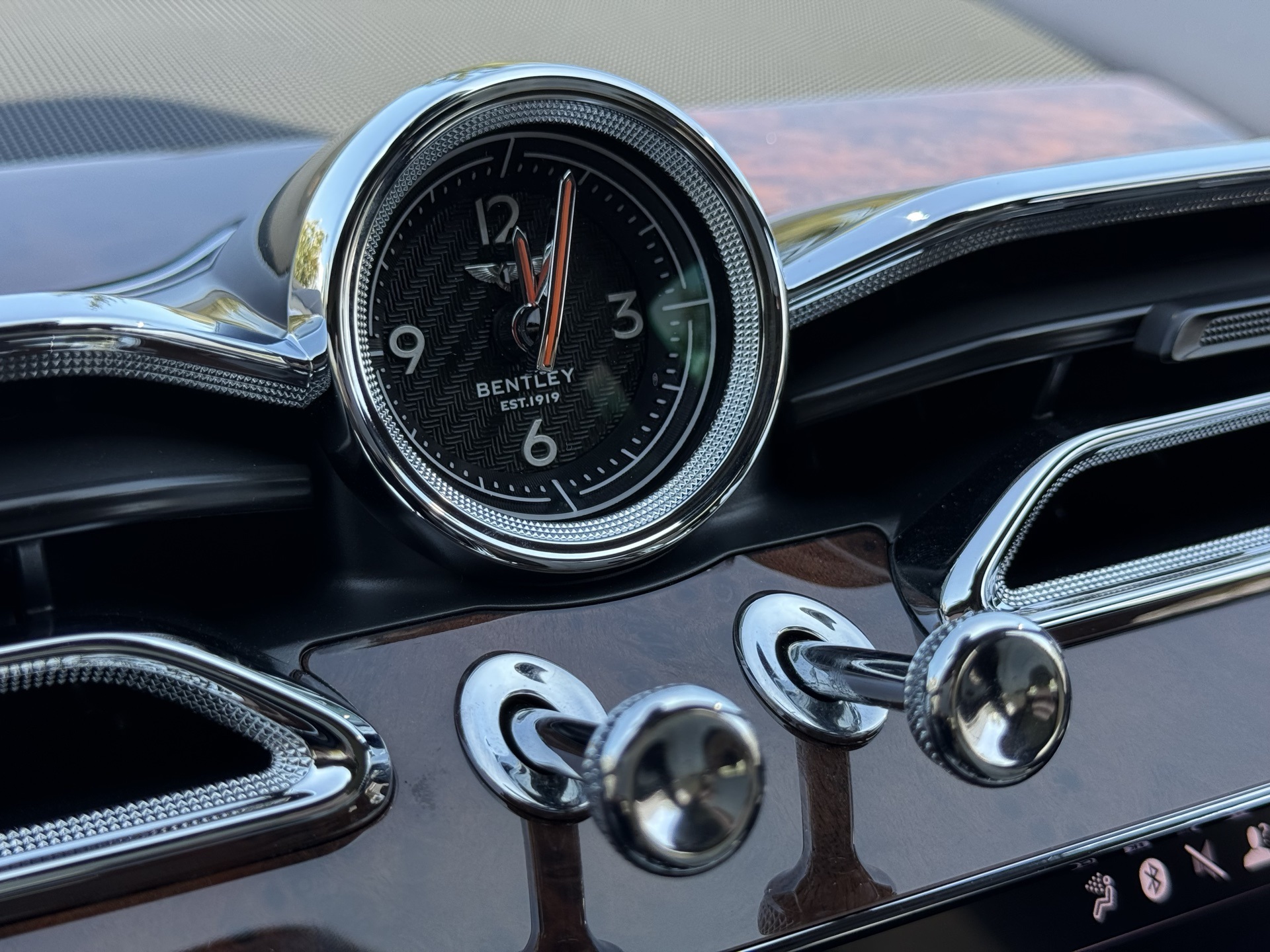 2024 Bentley Bentayga V8 photo 20