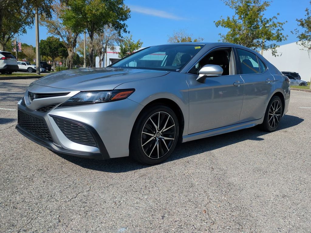 2023 Toyota Camry SE's photo