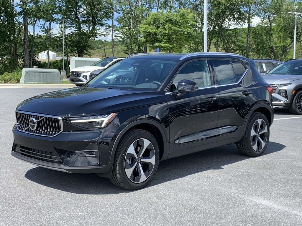 2025 Volvo XC40 AWD Plus photo 17