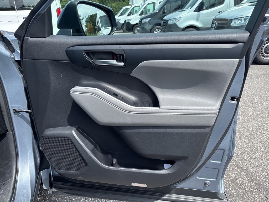 2021 Toyota Highlander XLE photo 28