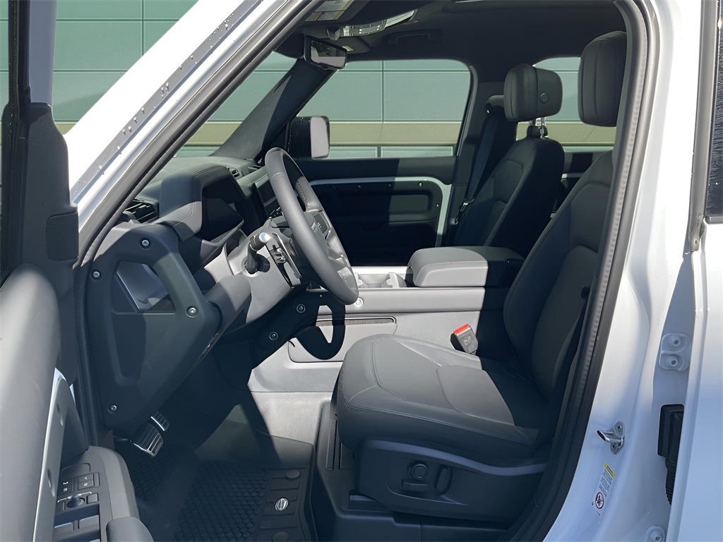 2025 Land Rover Defender 110 V8 photo 2