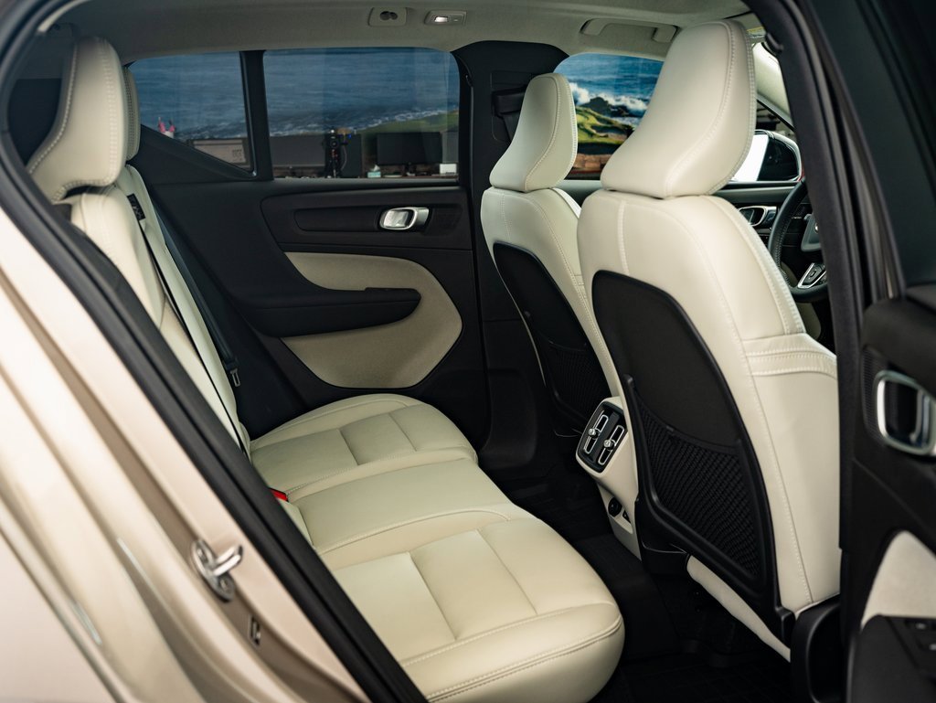2024 Volvo XC40 Plus photo 32