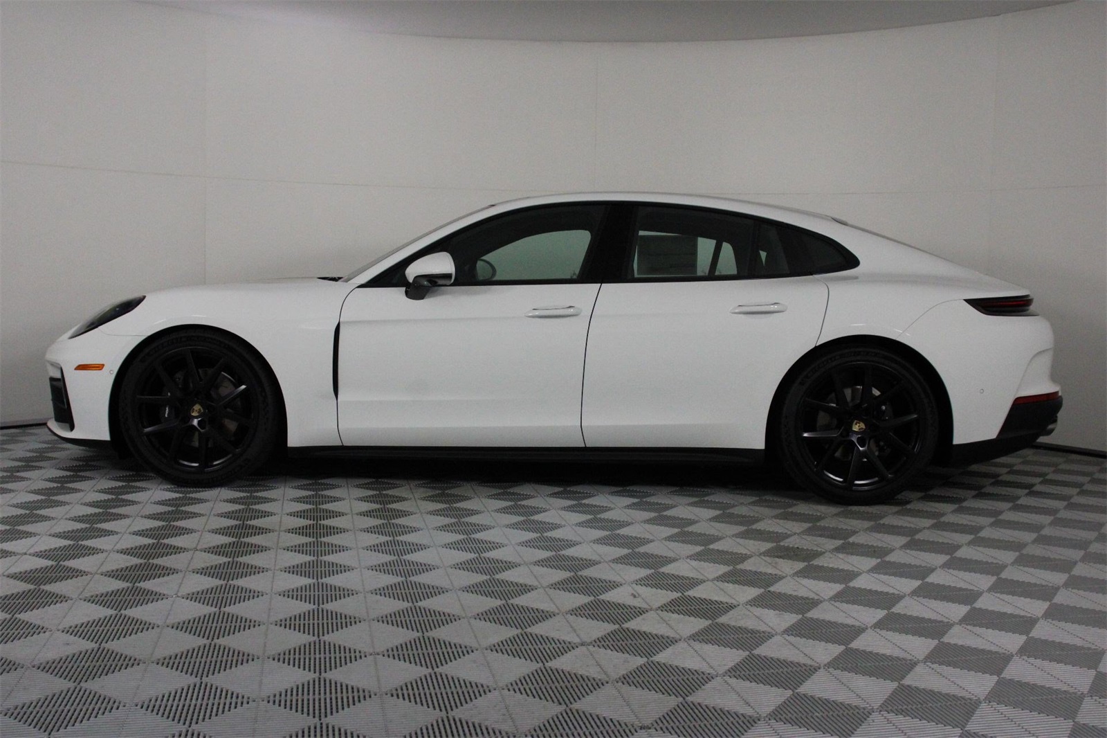 2025 Porsche Panamera 4 photo 2