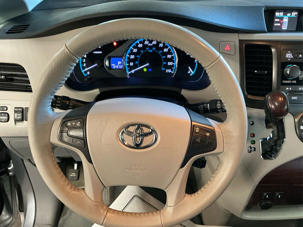 2013 Toyota Sienna XLE photo 12