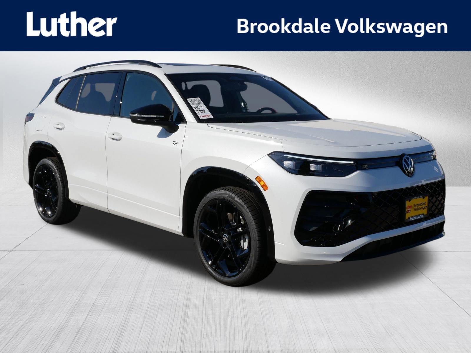 2025 Volkswagen Tiguan SE R-LINE BLACK's photo