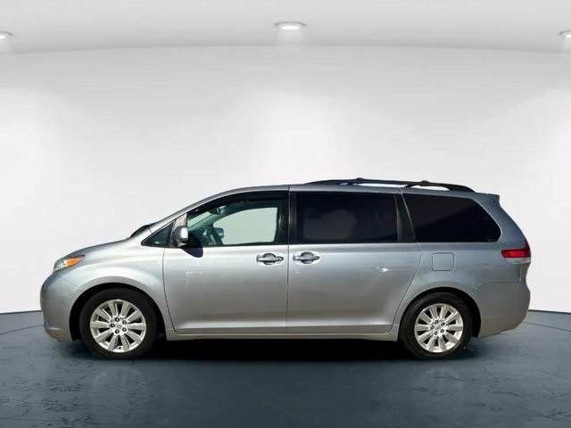 2011 Toyota Sienna Limited photo 3