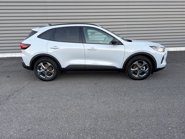 2025 Ford Escape ST-Line photo 2