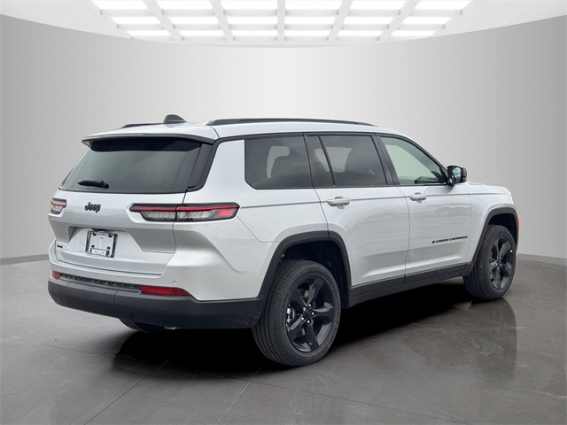 2025 Jeep Grand Cherokee Altitude photo 3