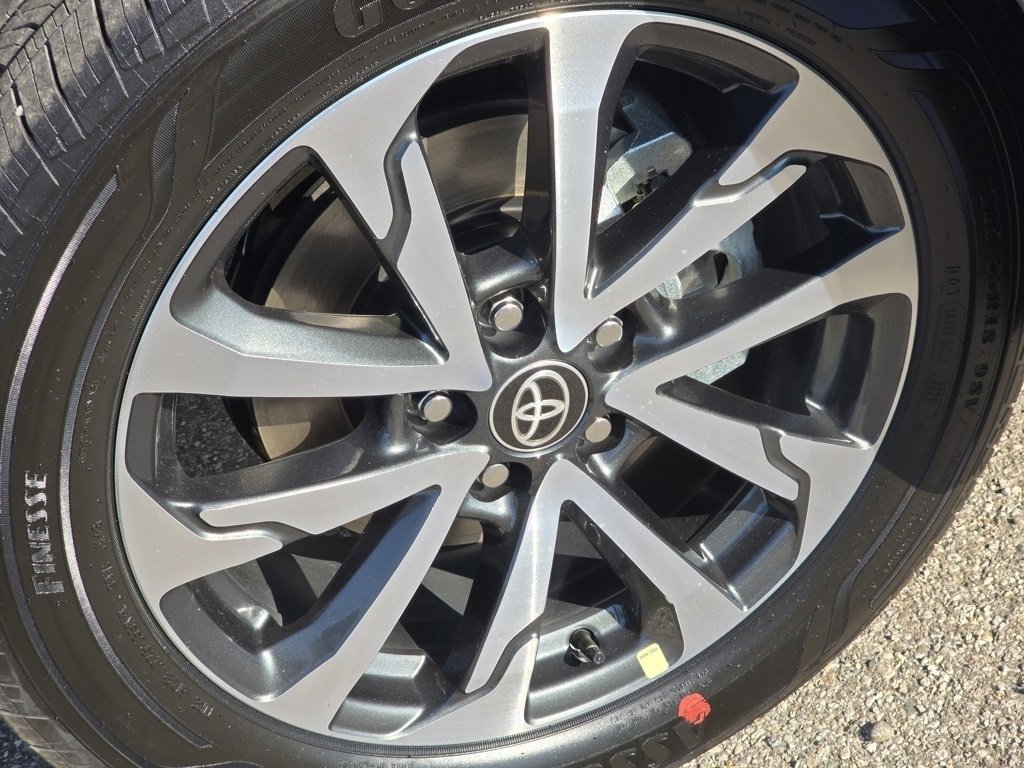 2025 Toyota Corolla Cross XLE photo 13