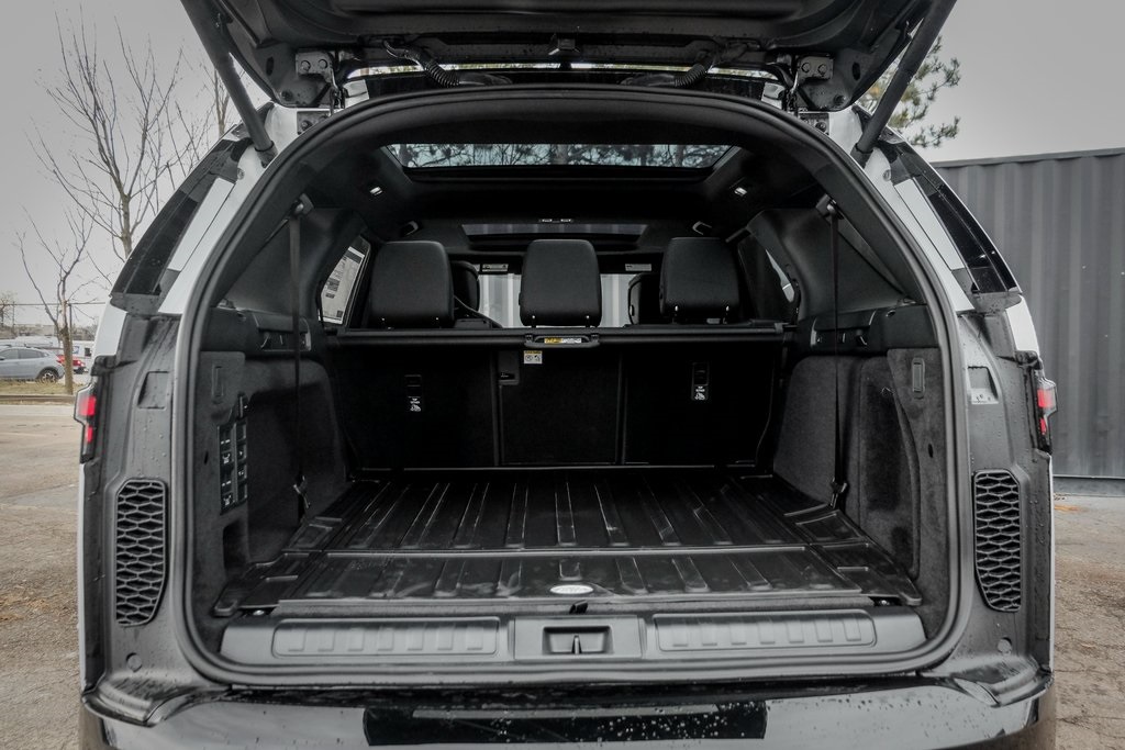 2025 Land Rover Discovery SE photo 6