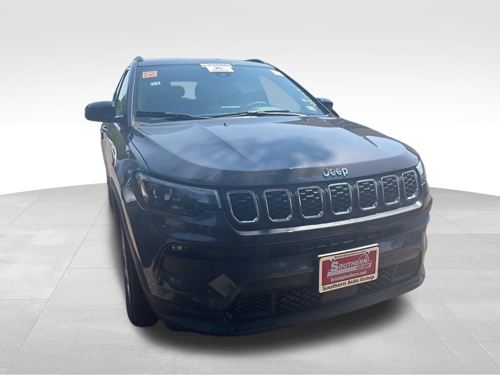 2024 Jeep Compass Latitude Lux photo 7