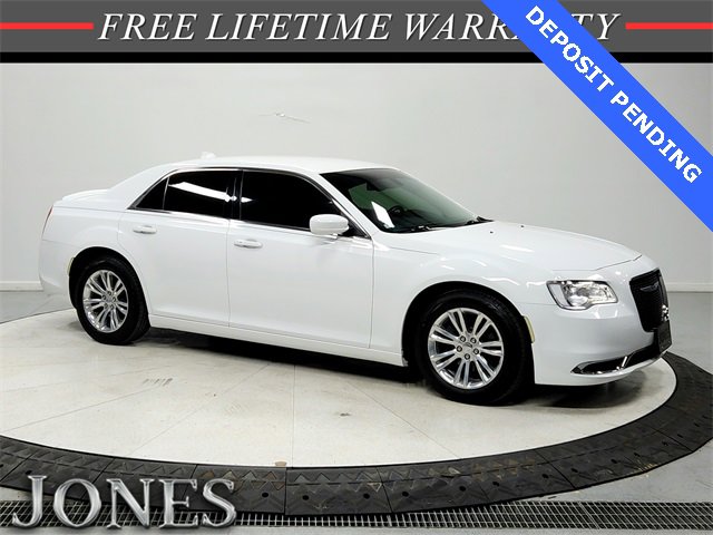 2019 Chrysler 300 Touring's photo