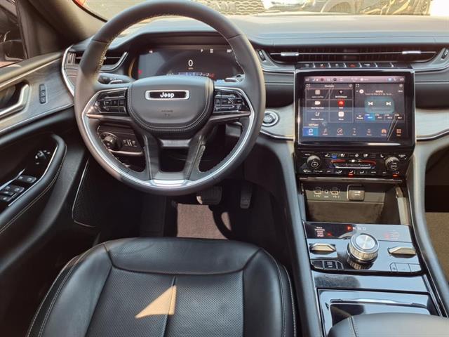 2023 Jeep Grand Cherokee Overland photo 6