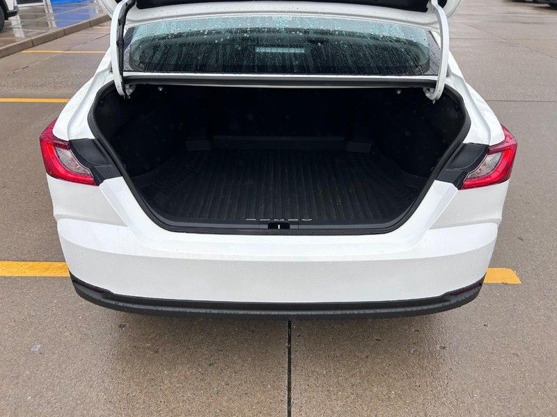 2025 Toyota Camry Hybrid LE photo 4