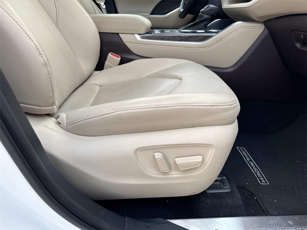 2021 Toyota Highlander Hybrid Limited photo 10