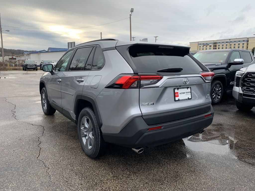 2025 Toyota RAV4 Hybrid XLE photo 4