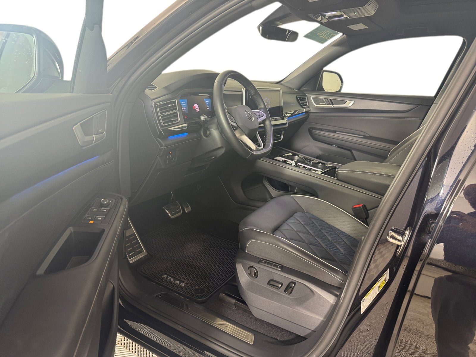 2025 Volkswagen Atlas Cross Sport SEL Premium R-Line photo 2