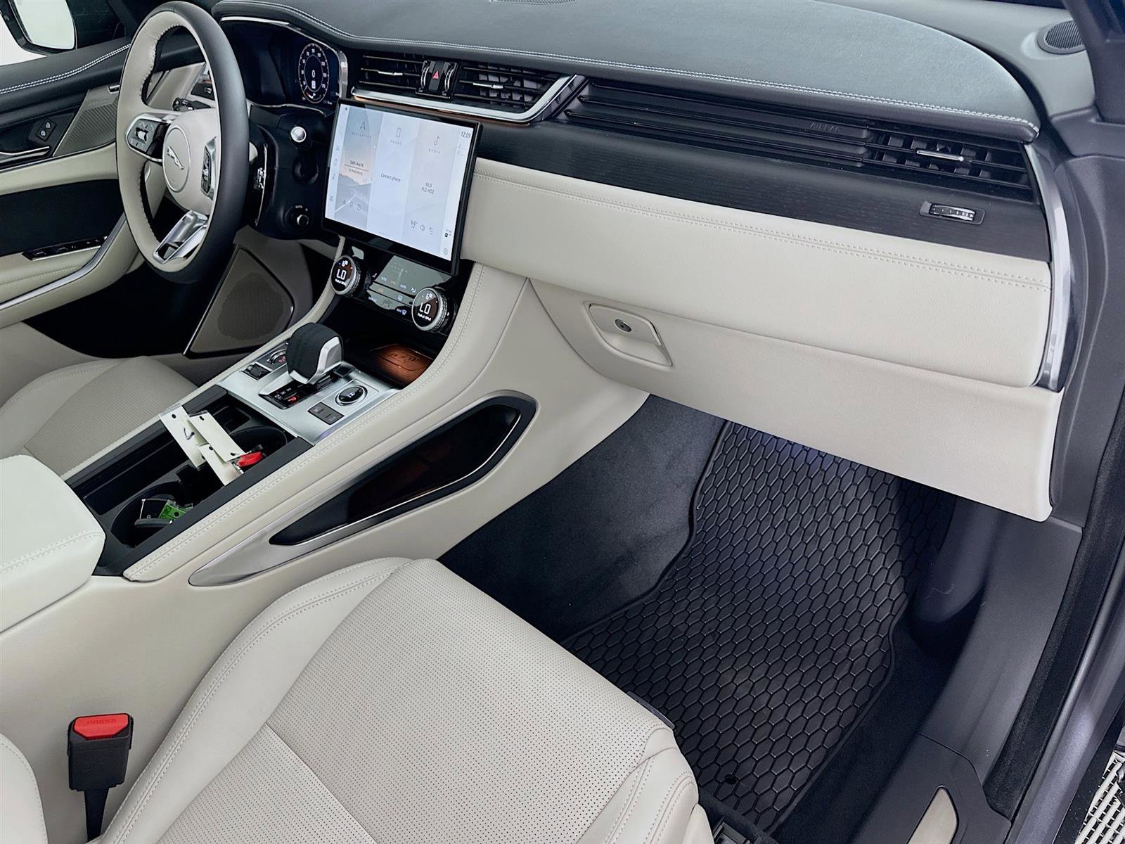 2025 Jaguar F-PACE P400 R-Dynamic S photo 23