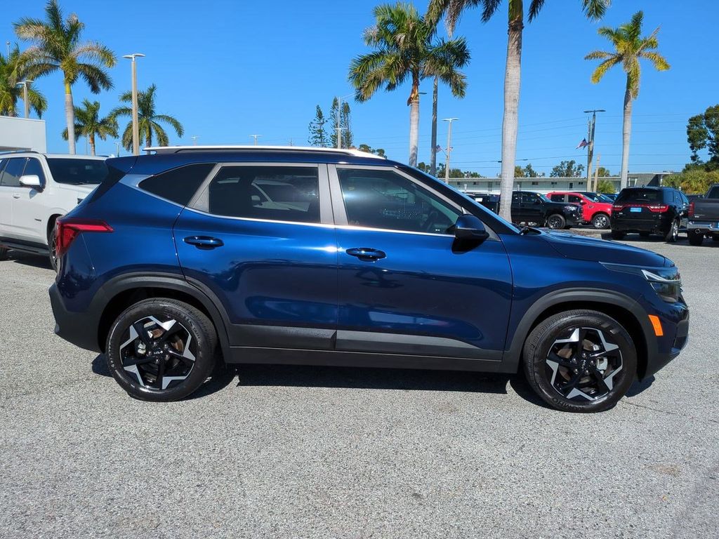 2024 Kia Seltos EX photo 2