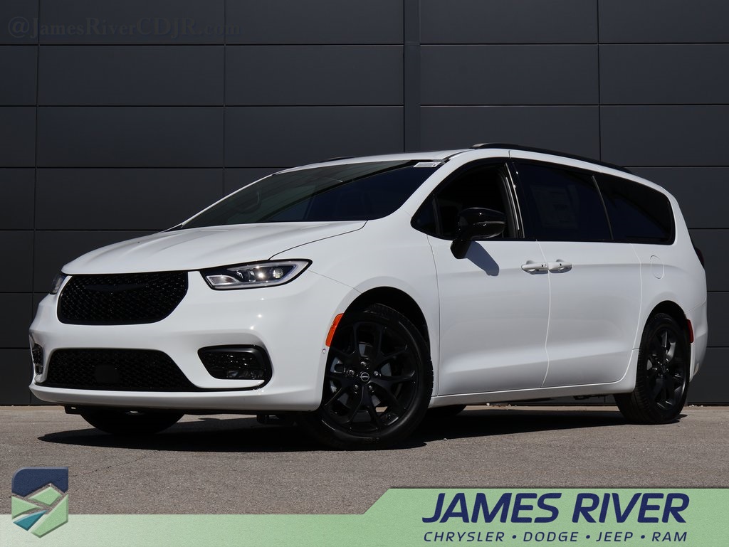 2026 Chrysler Pacifica Limited's photo