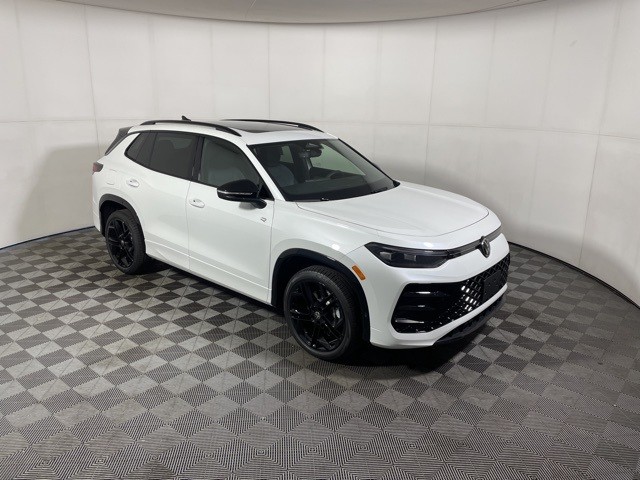 2025 Volkswagen Tiguan SE R-LINE BLACK's photo