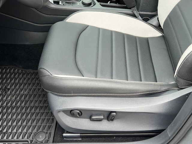 2025 Volkswagen Taos SEL photo 31
