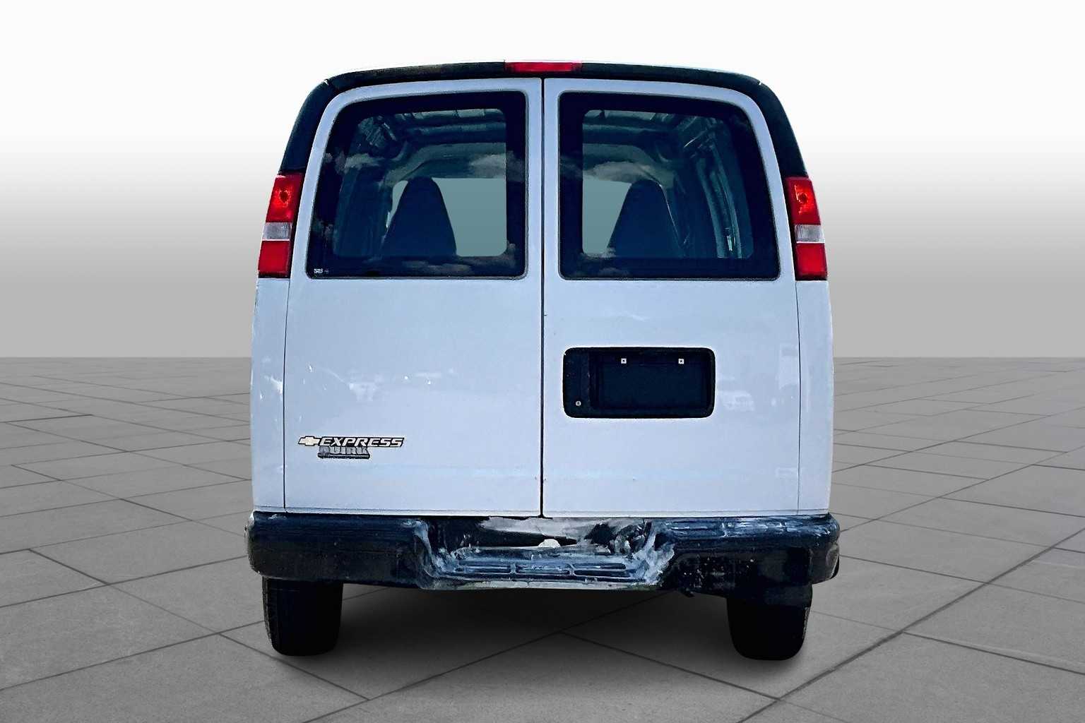 2017 Chevrolet Express 2500 Cargo photo 4