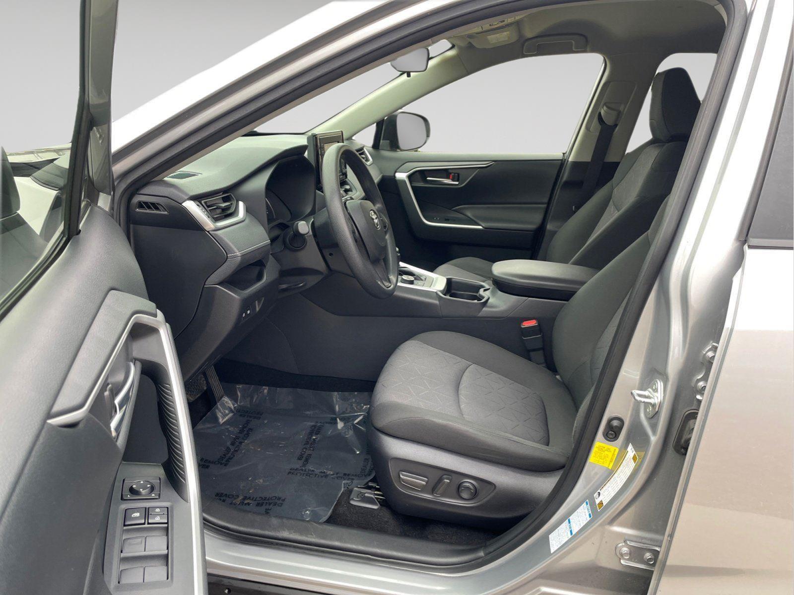 Used 2020 Toyota RAV4 XLE with VIN JTMRWRFV4LJ034132 for sale in Kansas City