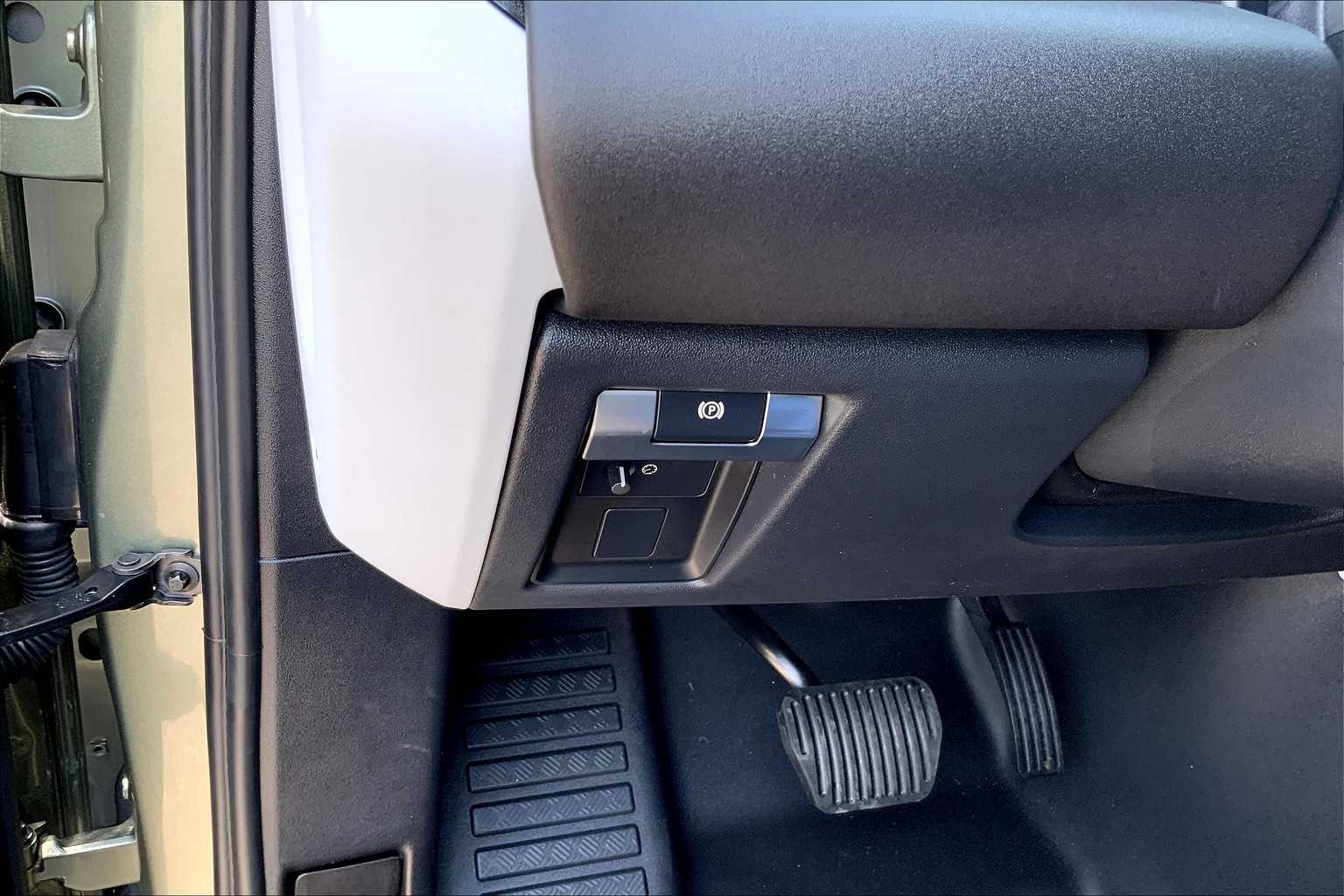 2025 Land Rover Defender X-Dynamic SE photo 15