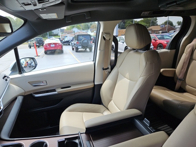 2023 Toyota Sienna XLE photo 28