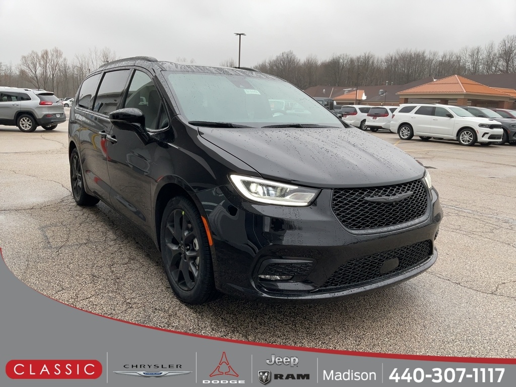 2026 Chrysler Pacifica Limited's photo