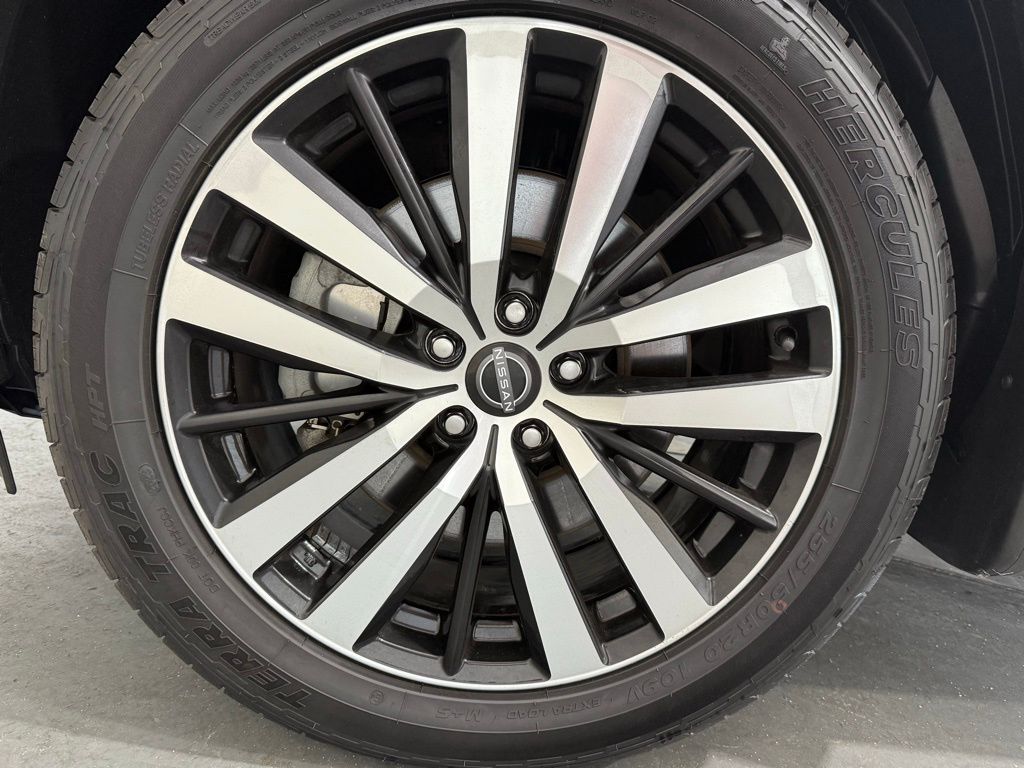 2023 Nissan Pathfinder Platinum photo 3