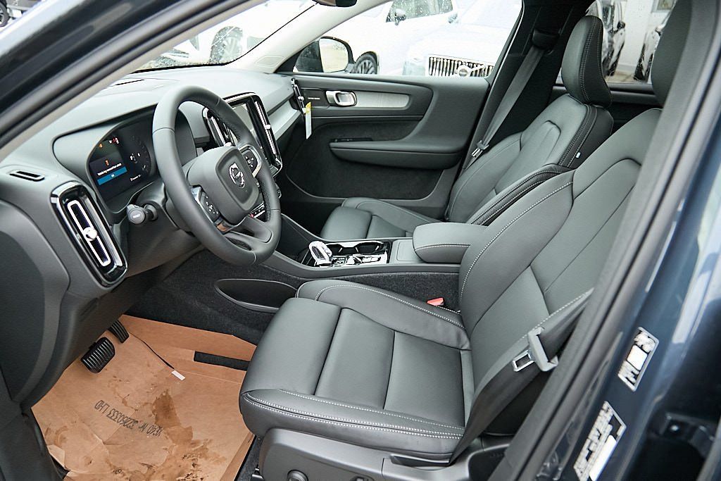 2026 VOLVO XC40 - Image 13