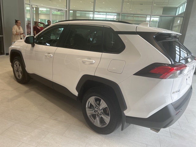 2022 Toyota RAV4 XLE photo 4