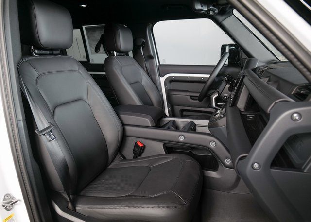 2025 Land Rover Defender 110 X-Dynamic SE photo 3