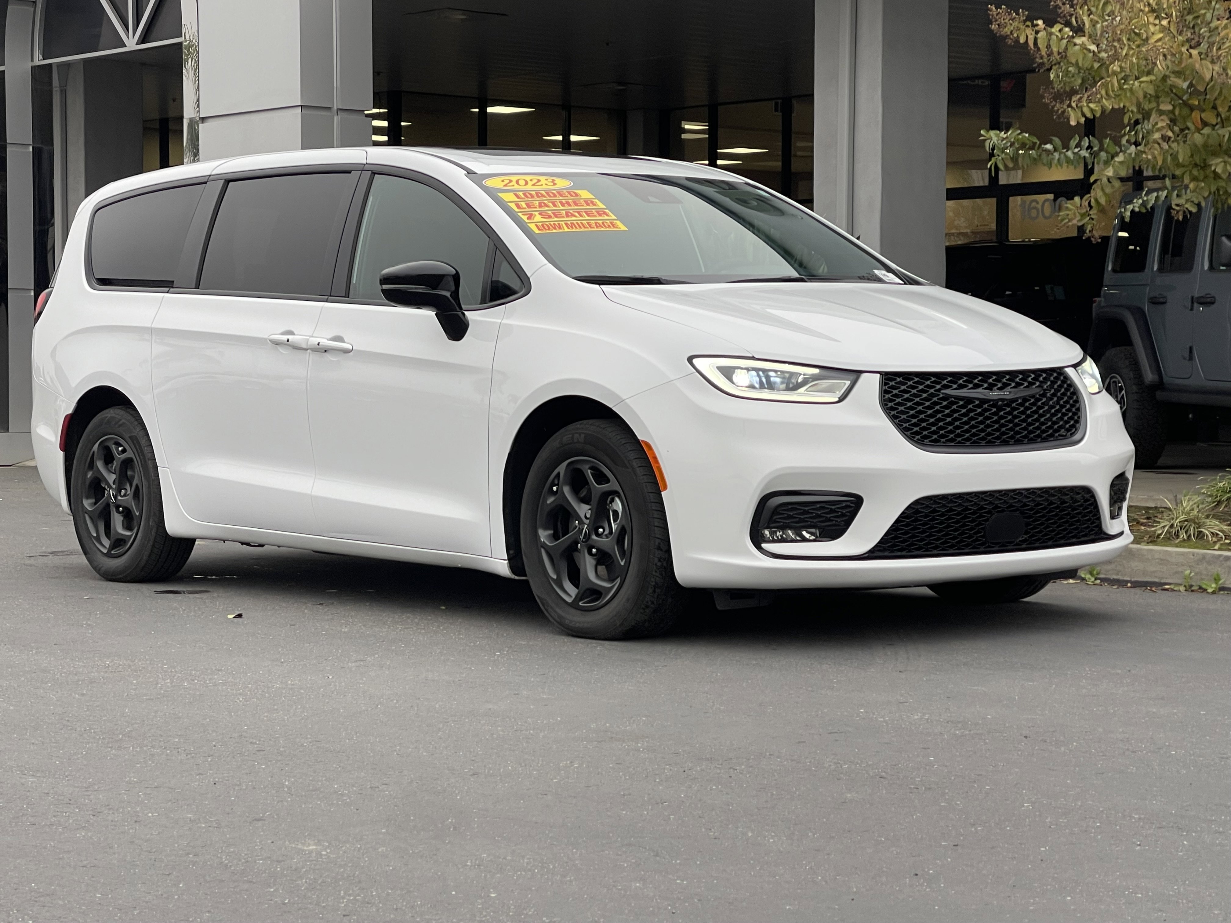 2023 Chrysler Pacifica Hybrid Limited's photo