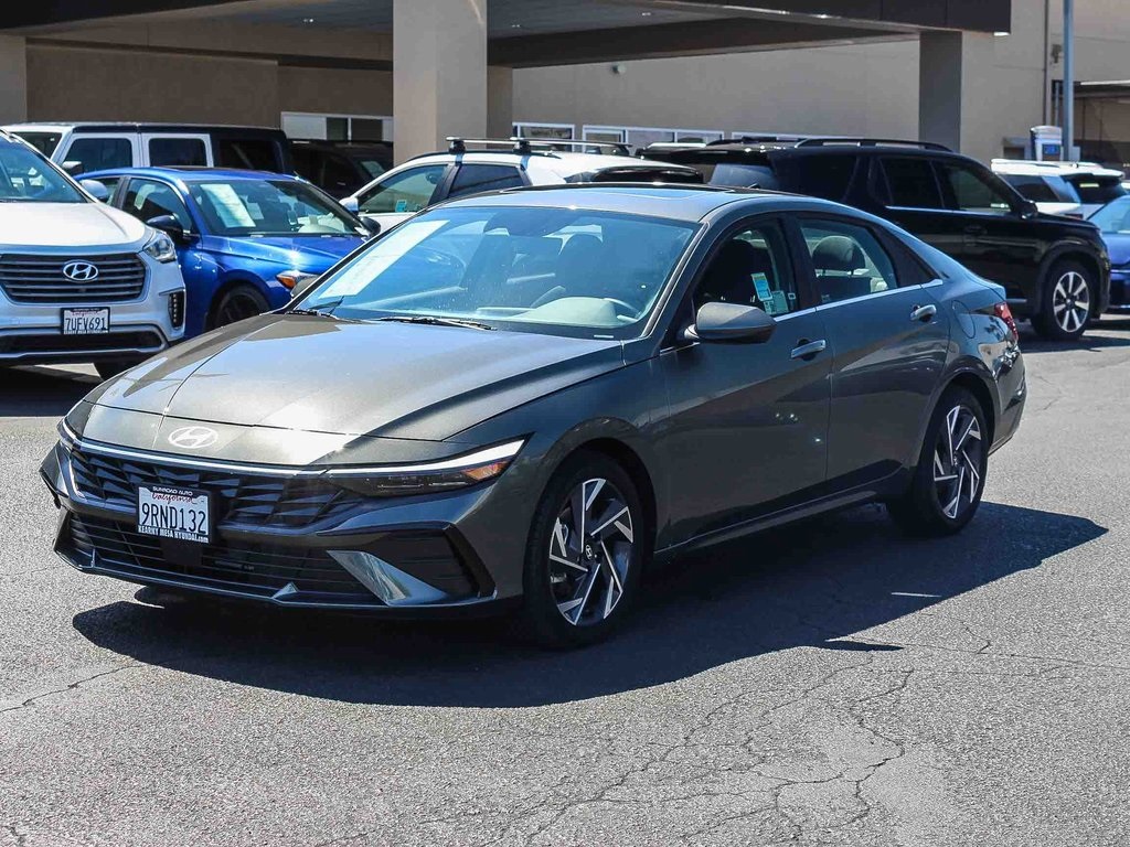 2024 Hyundai Elantra SEL photo 3