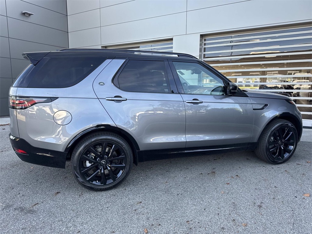 2026 Land Rover Discovery photo 8
