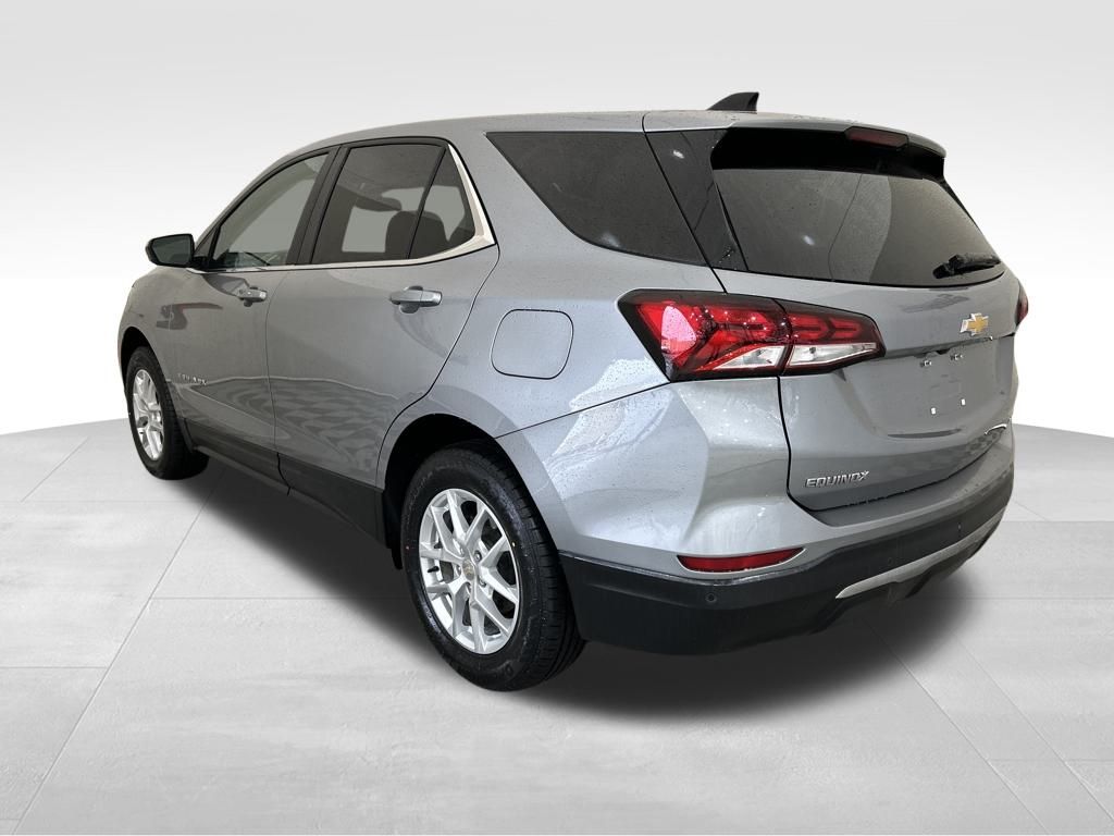 2024 Chevrolet Equinox LT photo 2