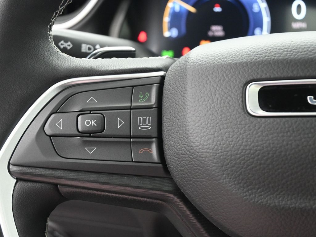 2025 Jeep Grand Cherokee Laredo photo 2