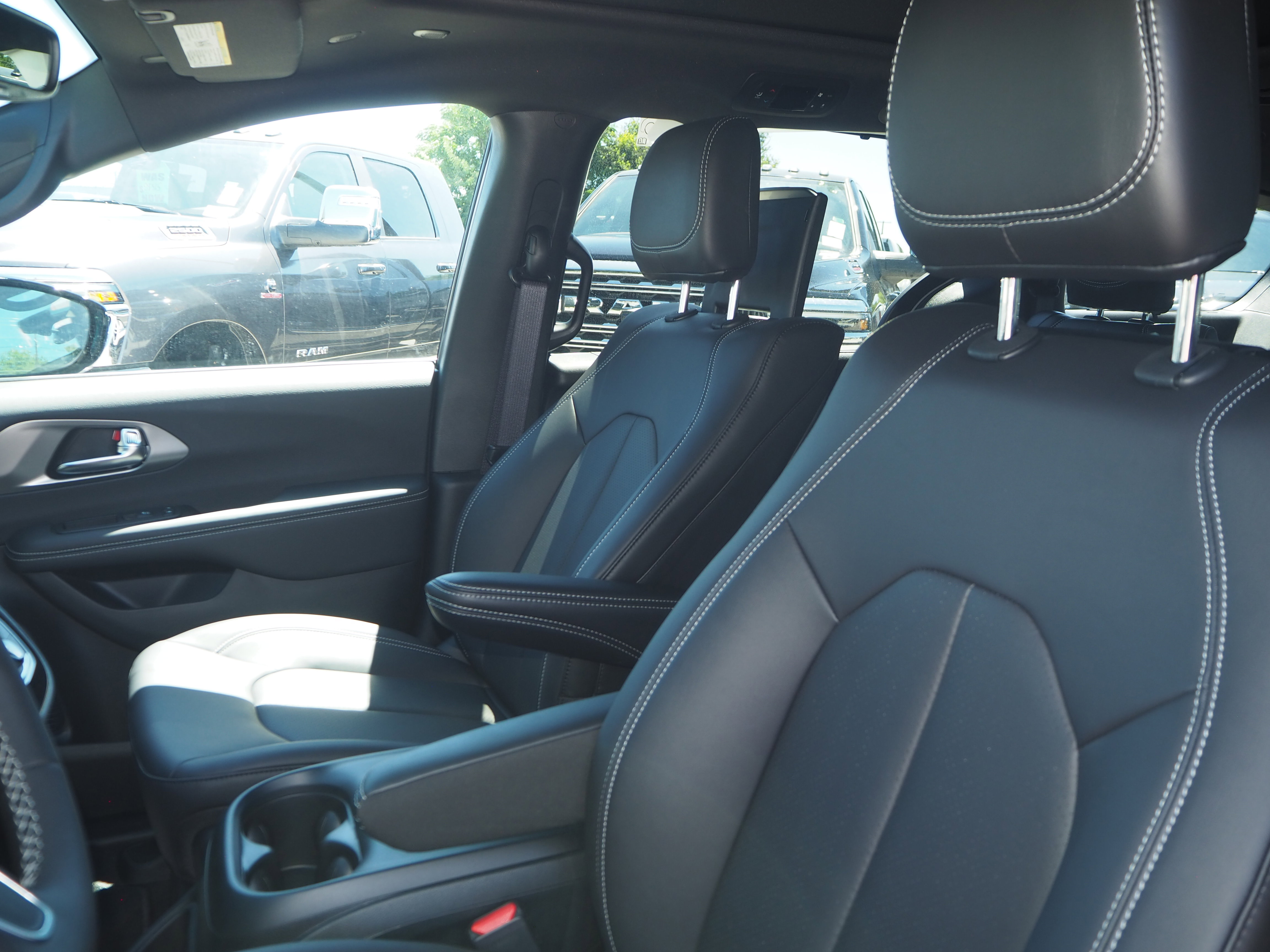 2025 Chrysler Pacifica photo 2