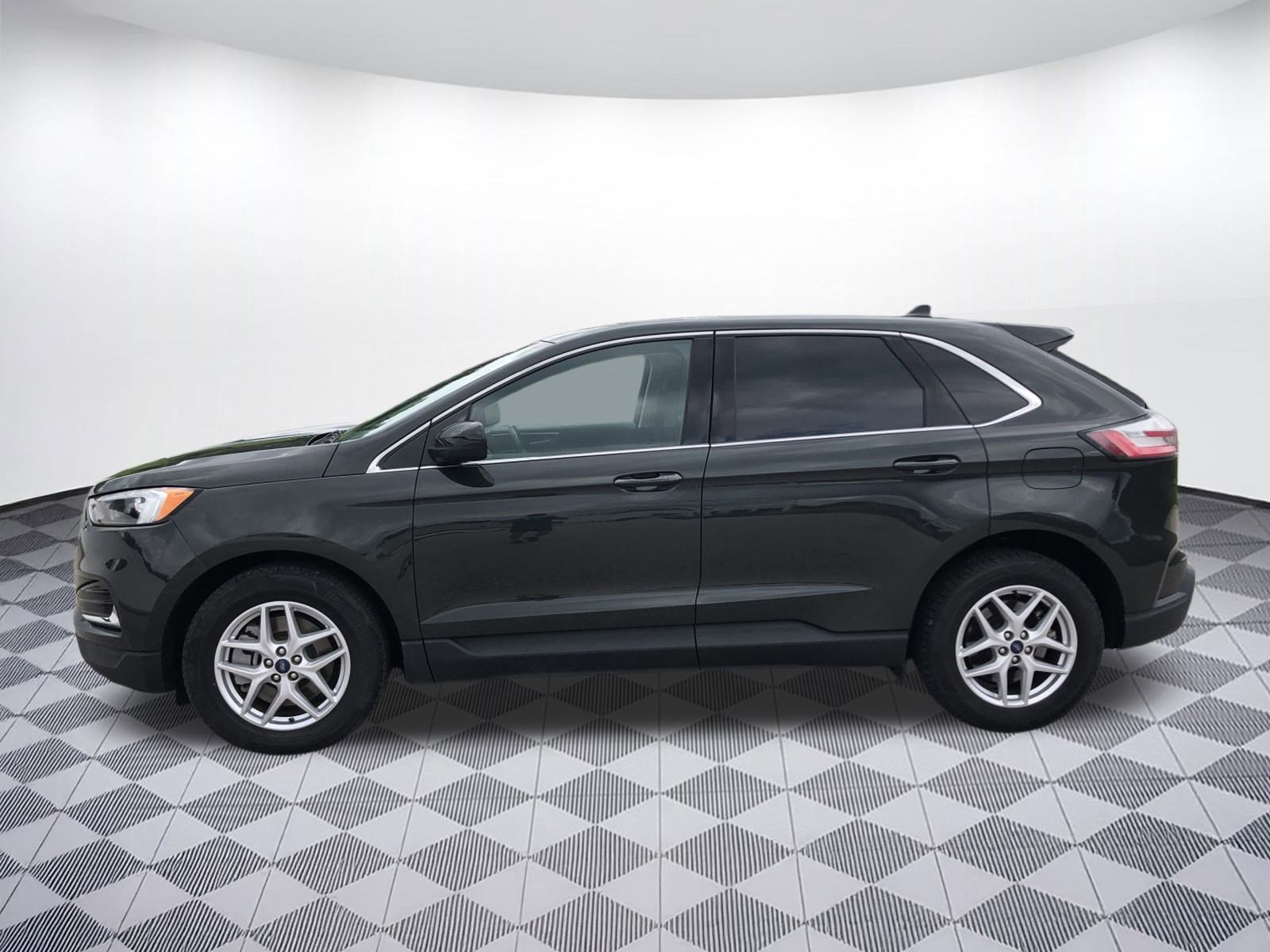 2022 Ford Edge SEL photo 4