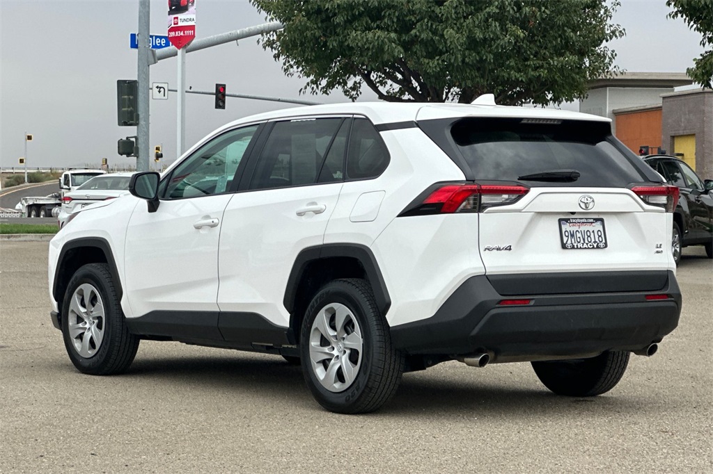 2024 Toyota RAV4 LE photo 4