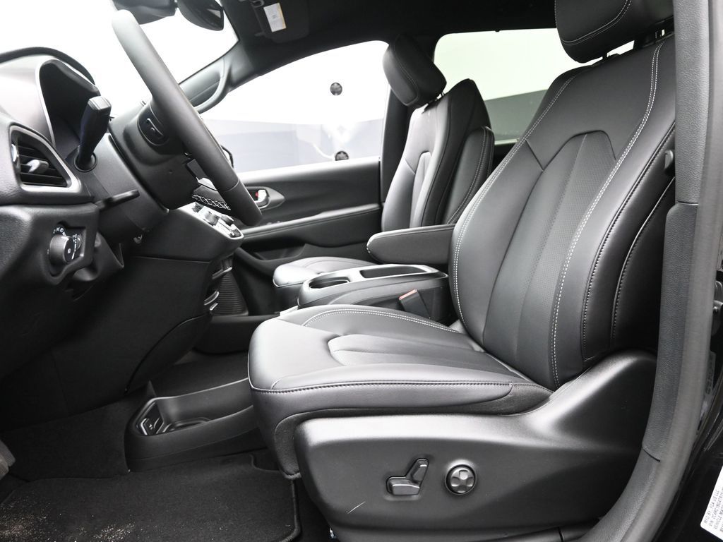 2026 Chrysler Pacifica photo 17