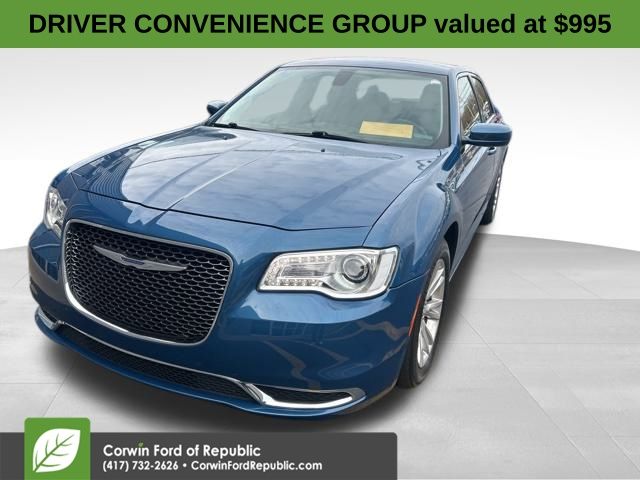 2021 Chrysler 300 Touring's photo