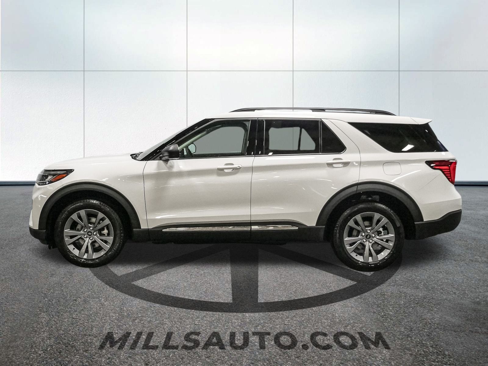 2025 Ford Explorer photo 2