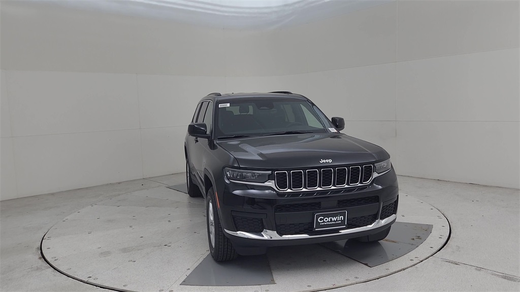 2025 Jeep Grand Cherokee Laredo X photo 3