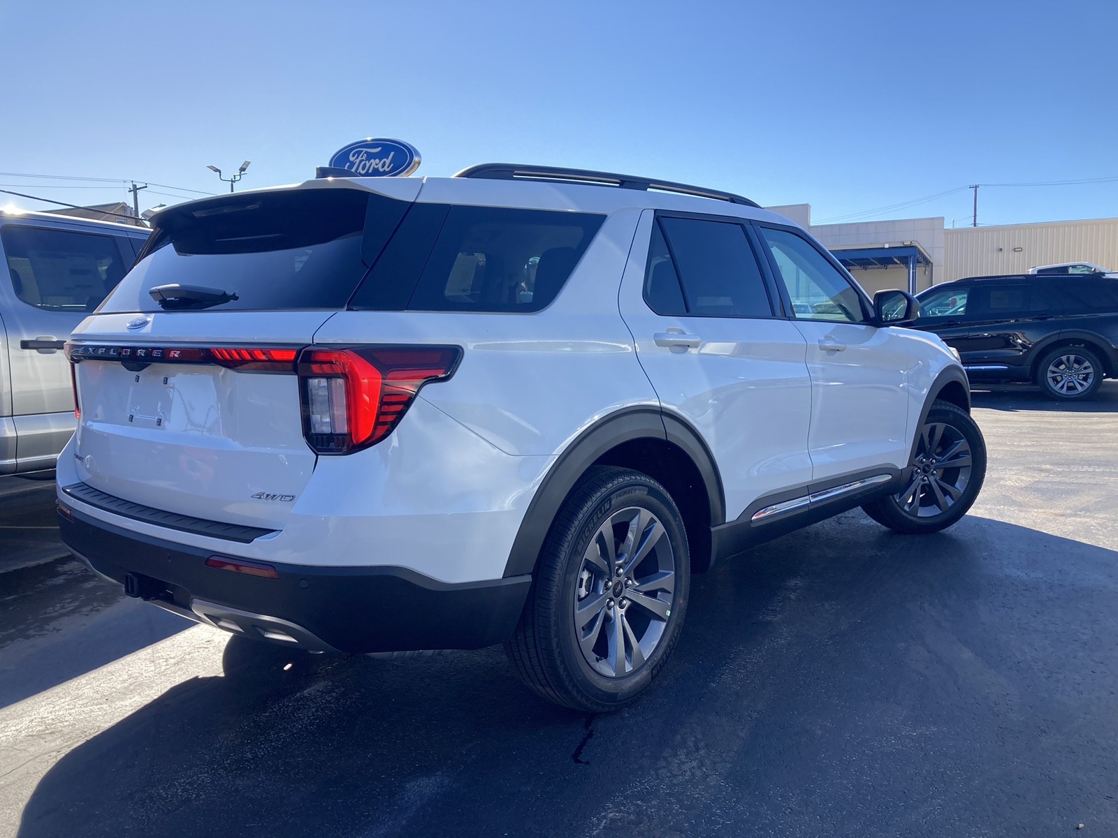2025 Ford Explorer photo 2