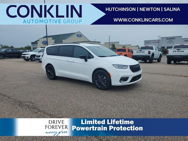 2026 Chrysler Pacifica Select's photo